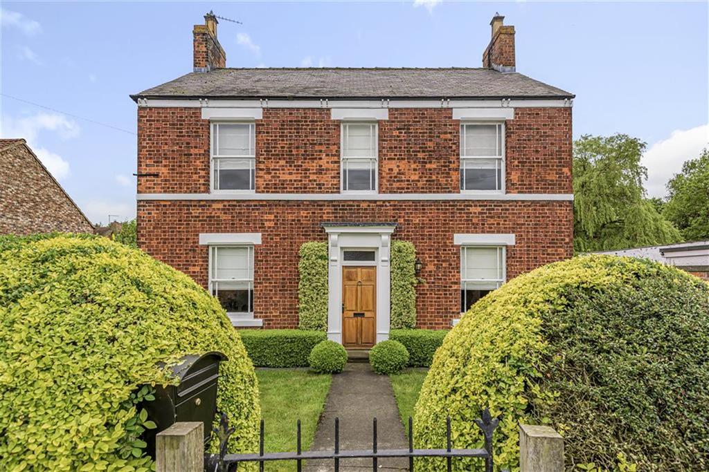 Hull Road, Cliffe, Selby, YO8 6NH 3 bed detached house £420,000