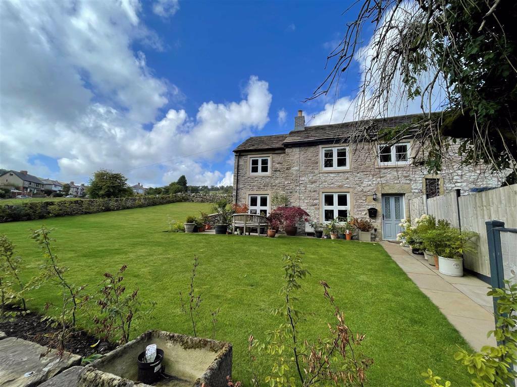 Macclesfield Old Road, Buxton 3 bed semidetached house £950 pcm (£219 pw)