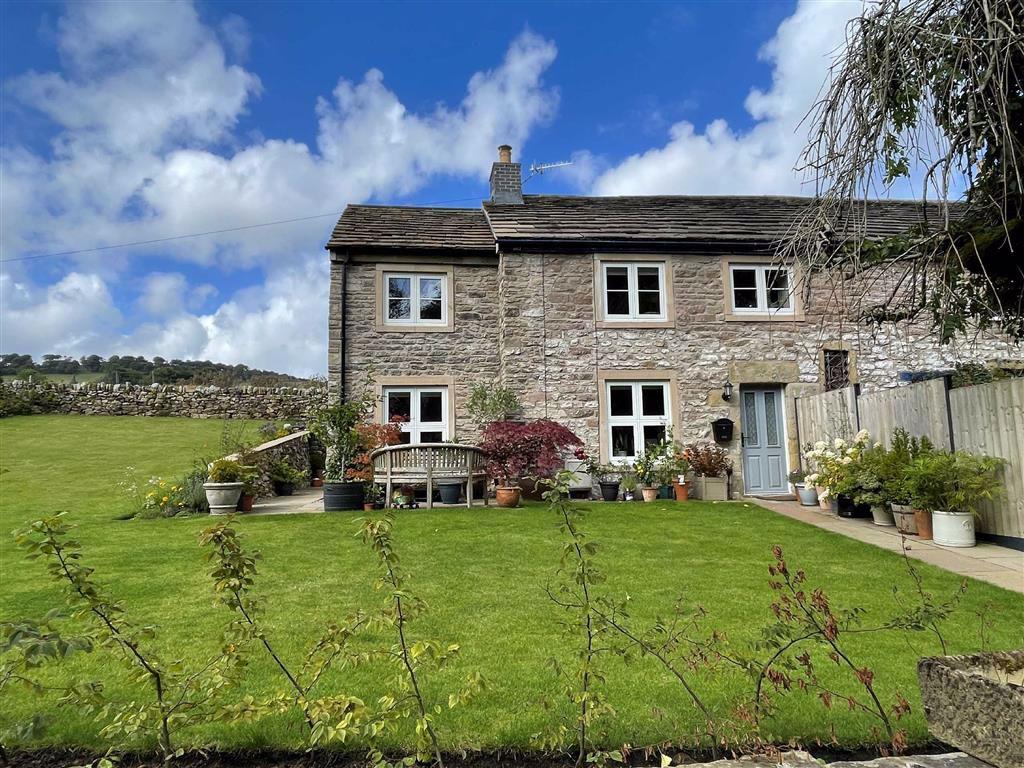 Macclesfield Old Road, Buxton 3 bed semidetached house £950 pcm (£219 pw)