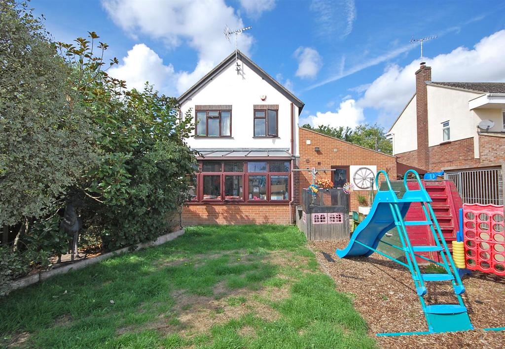Broad Road, Braintree 4 bed detached house £425,000