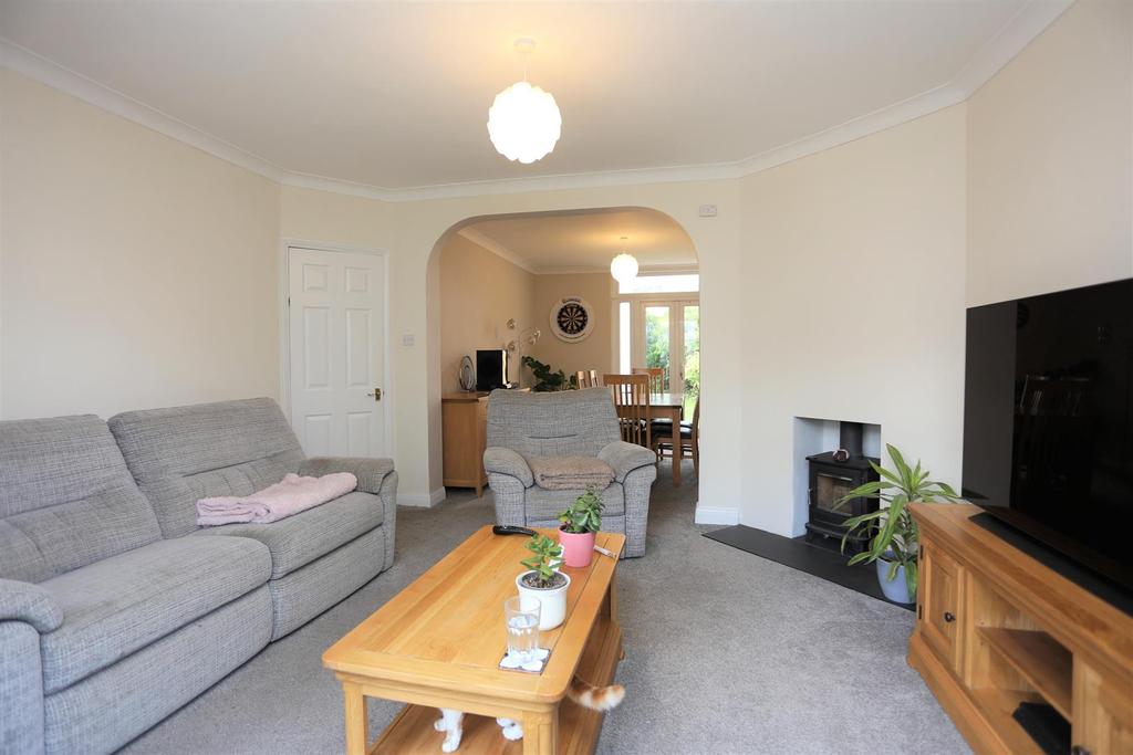 Cranmer Avenue, Hove 3 bed house £1,995 pcm (£460 pw)