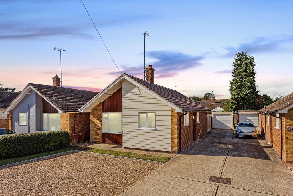 Mill Road, Colchester 2 bed detached bungalow £1,300 pcm (£300 pw)