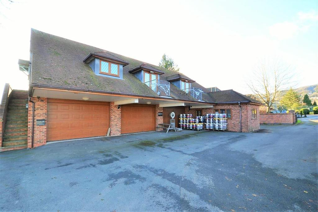 Peachfield Road, Malvern 3 bed apartment £1,500 pcm (£346 pw)