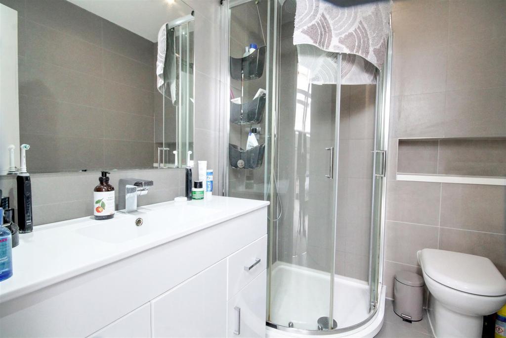 En suite edited.jpg