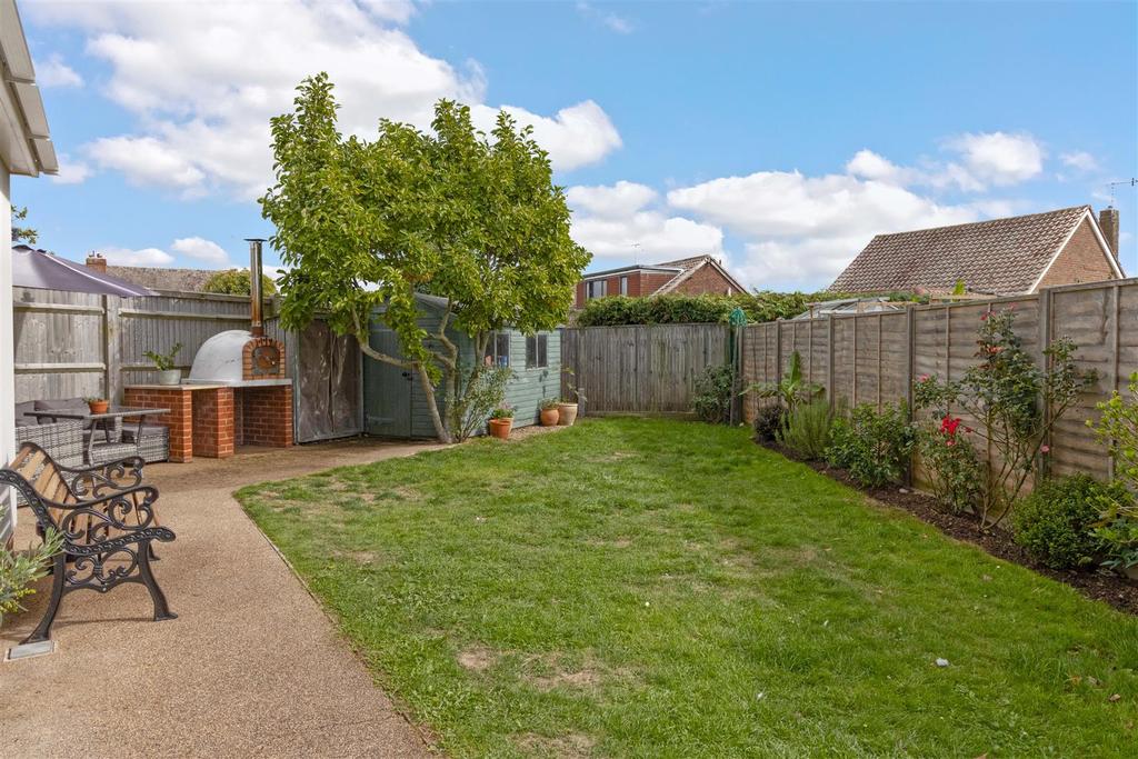 Silverdale Drive, Sompting, Lancing 4 bed chalet £625,000
