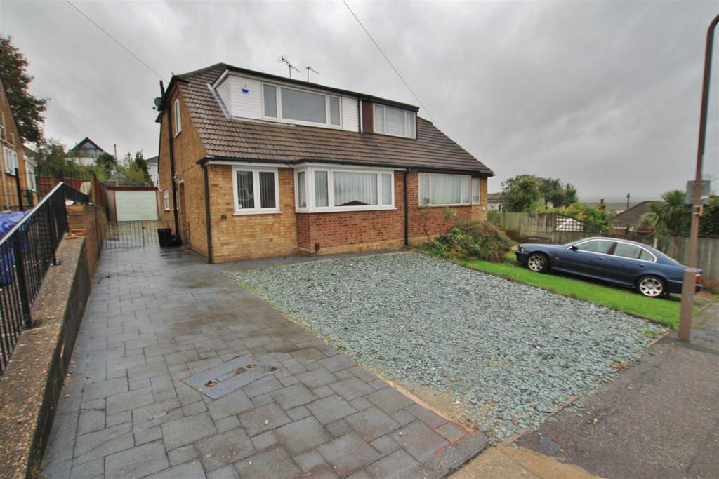 Karen Close, Benfleet 3 bed chalet £1,450 pcm (£335 pw)