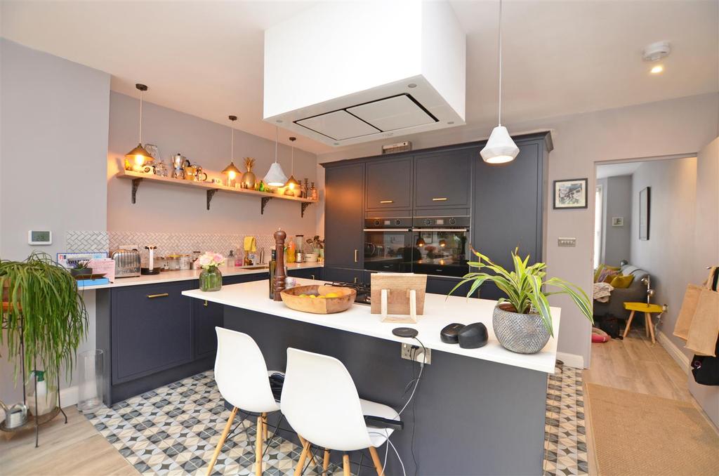 Victor Road, Teddington 3 bed terraced house £3,150 pcm (£727 pw)