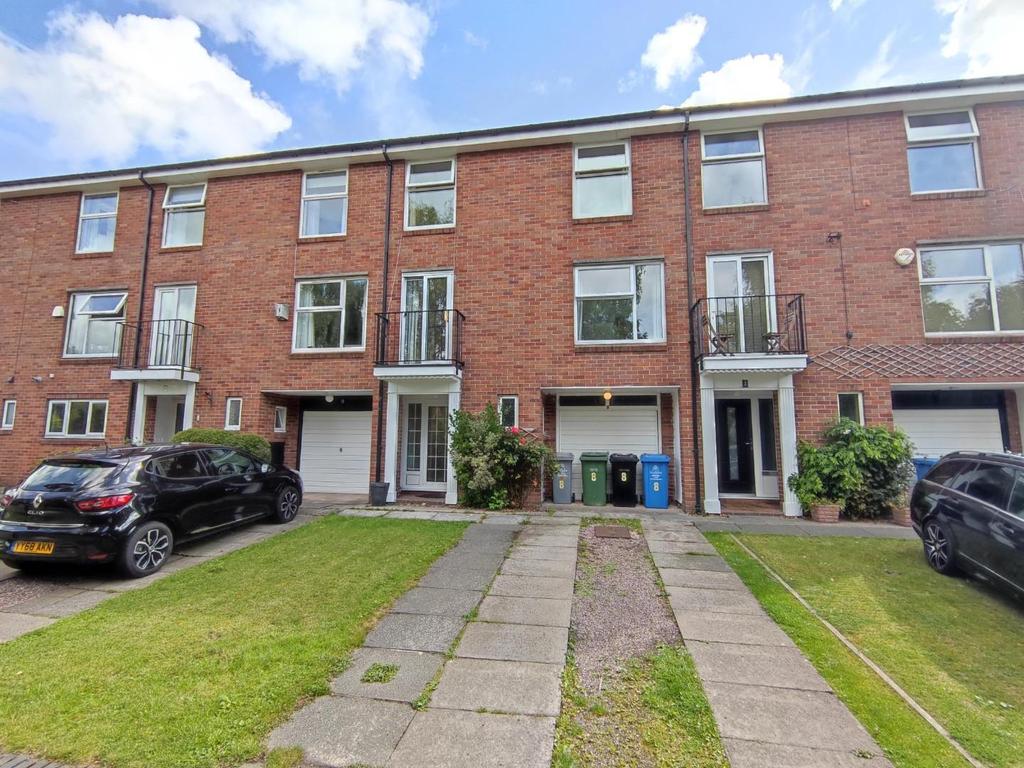 Oakwood Court, Bowdon 4 bed townhouse £1,600 pcm (£369 pw)