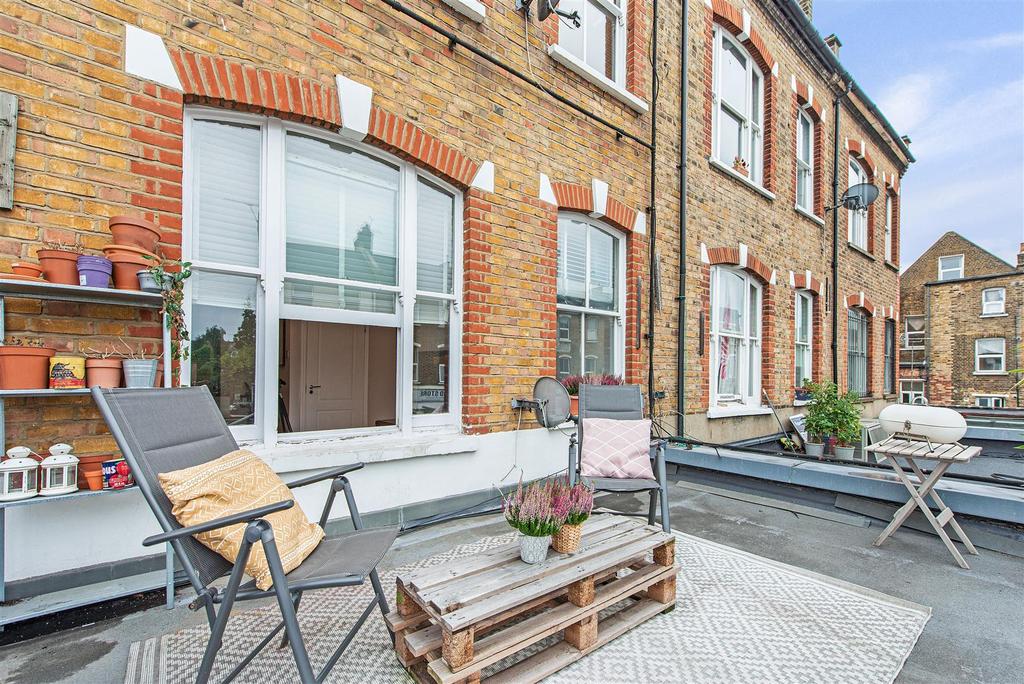 Blackstock Road, Finsbury Park 2 bed flat £425,000