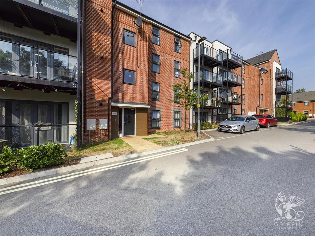 Malthouse Drive, Grays 2 bed flat for sale £275,000