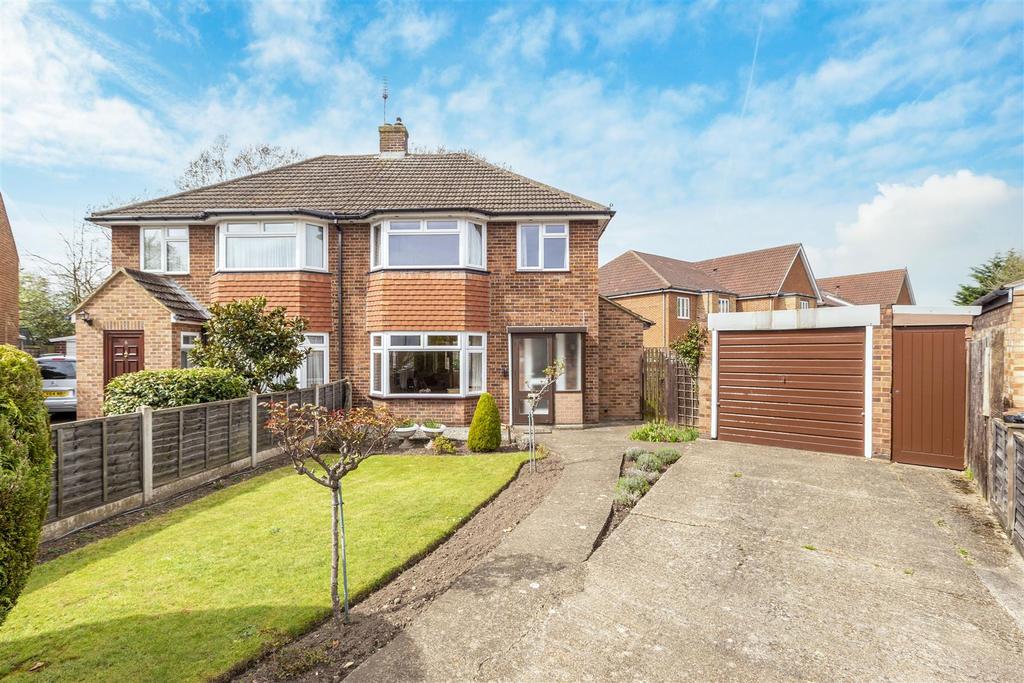 Eden Close, New Haw, Addlestone 3 bed house £550,000