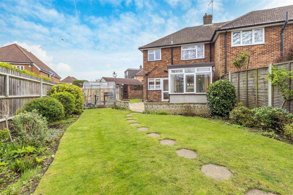 Eden Close, New Haw, Addlestone 3 bed house £550,000
