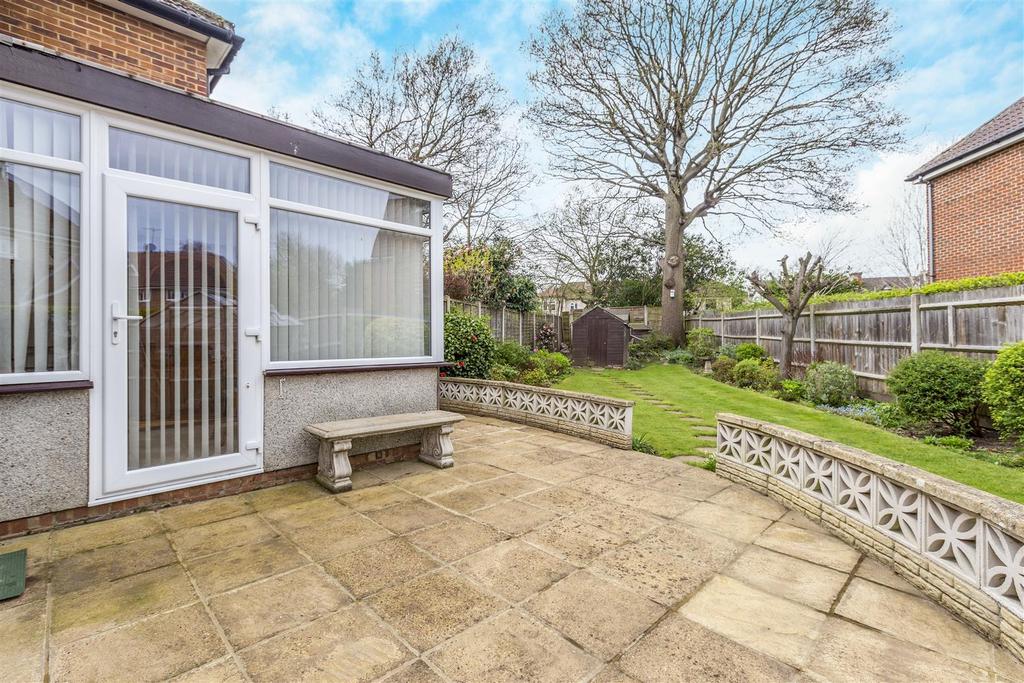 Eden Close, New Haw, Addlestone 3 bed house £550,000