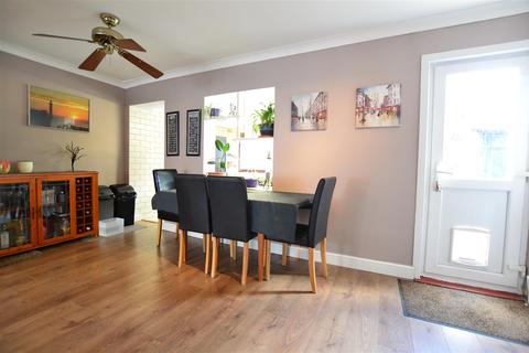 3 bedroom end of terrace house for sale - Canterbury Avenue, Slough