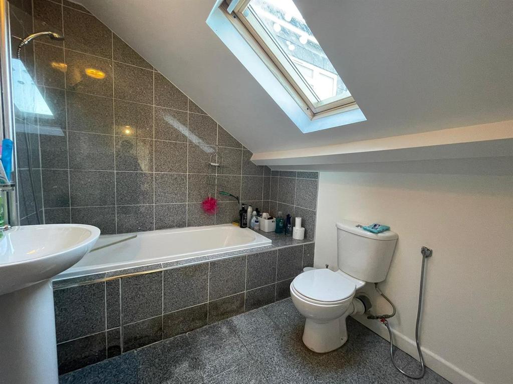 Albany Road, Cardiff 2 bed flat £950 pcm (£219 pw)