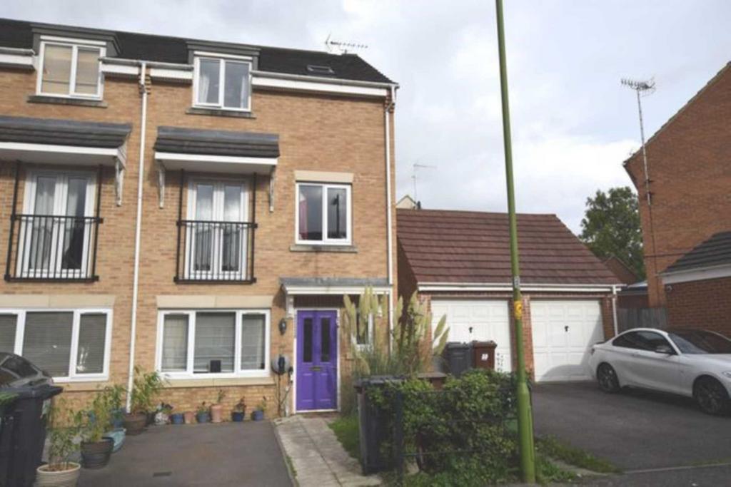 Coleridge Way, Borehamwood 4 bed house £599,999