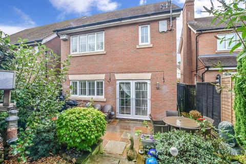 8 Coombe Edge, Crowborough, TN6 2GS