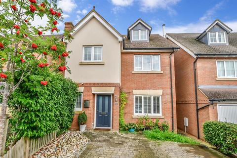 8 Coombe Edge, Crowborough, TN6 2GS