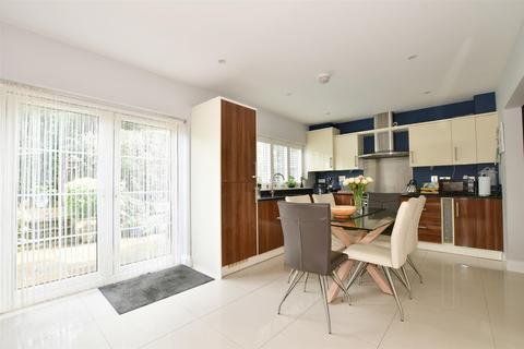 8 Coombe Edge, Crowborough, TN6 2GS