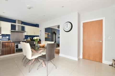 8 Coombe Edge, Crowborough, TN6 2GS