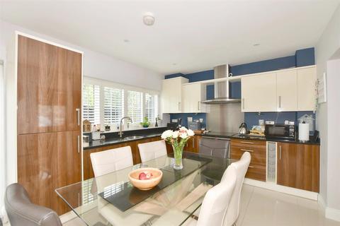 8 Coombe Edge, Crowborough, TN6 2GS