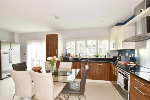 8 Coombe Edge, Crowborough, TN6 2GS