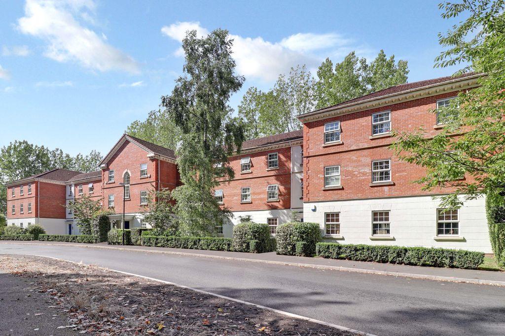 Chipping Manor, Aveling Drive, Banks... 2 bed apartment £625 pcm (£