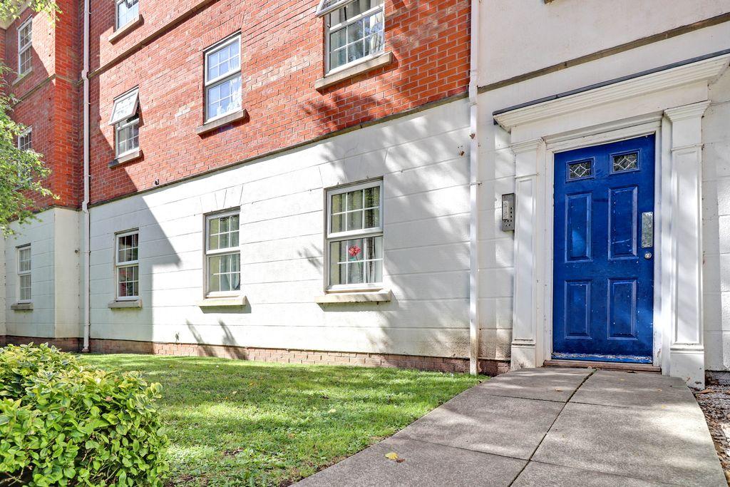 Chipping Manor, Aveling Drive, Banks... 2 bed apartment £625 pcm (£