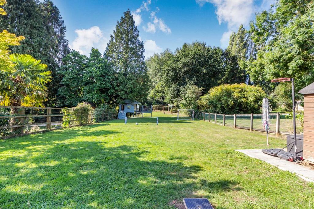 Magor Road, Langstone 4 bed detached house £600,000
