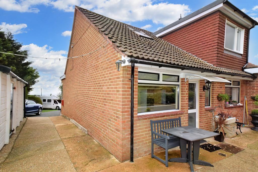 Leeson Road, Ventnor PO38 2 bed semidetached house £650 pcm (£150 pw)