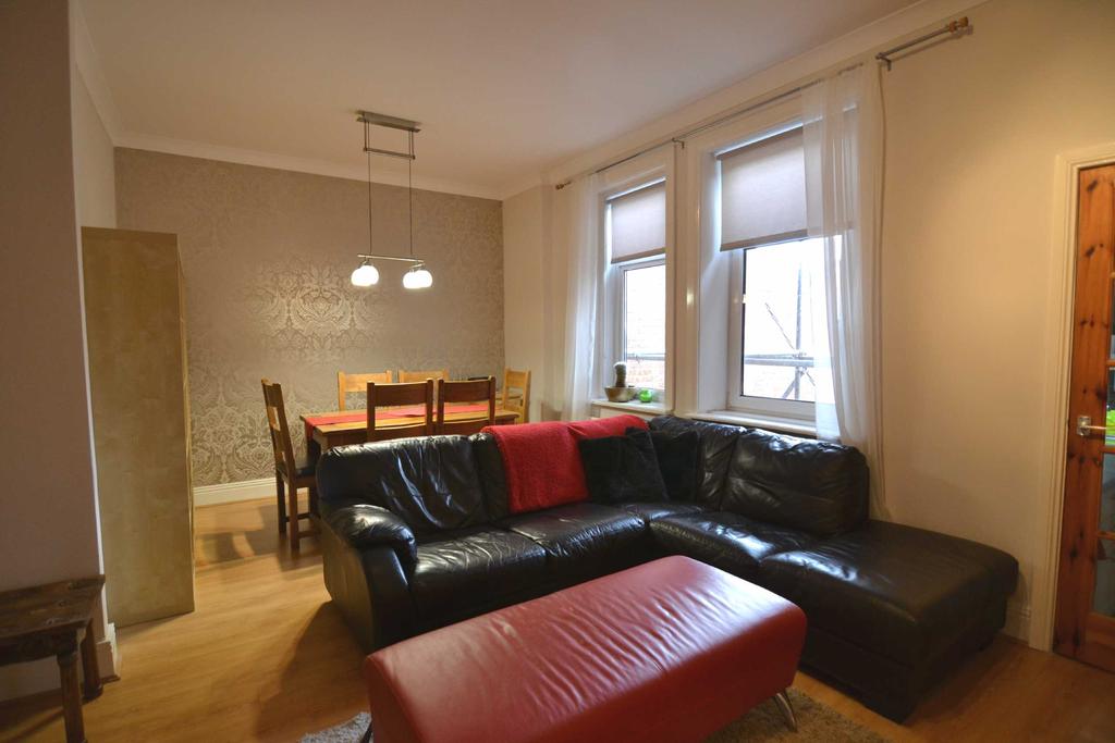Park Crescent East, North Shields, NE30 2 bed apartment £725 pcm (£