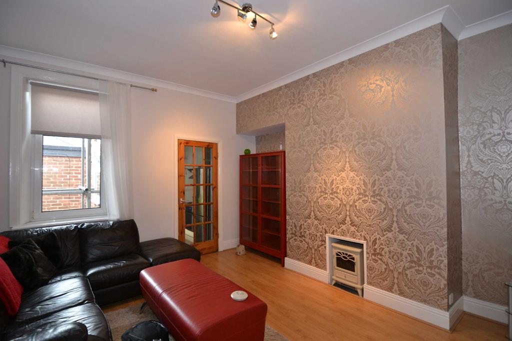 Park Crescent East, North Shields, NE30 2 bed apartment £725 pcm (£