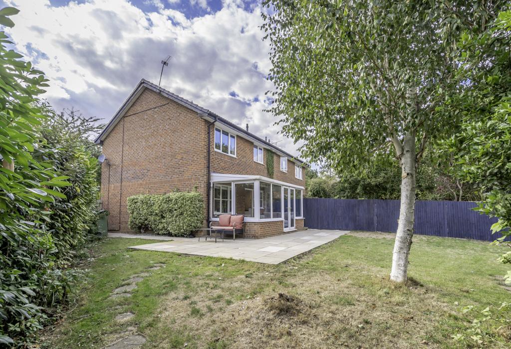 Burgess Gardens, Newport Pagnell... 3 bed semidetached house £1,400