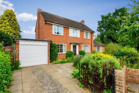 16 Pine Wood, Sunbury-on-thames, TW16 6SG
