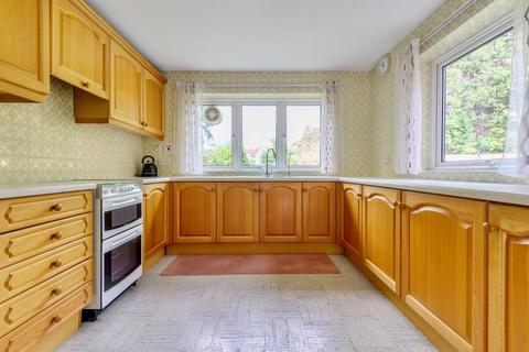 16 Pine Wood, Sunbury-on-thames, TW16 6SG