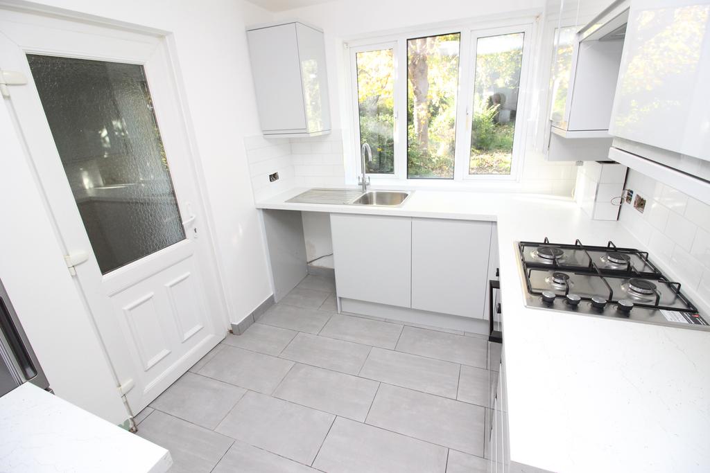 Avon Close, Worcester Park KT4 2 bed ground floor £1,400