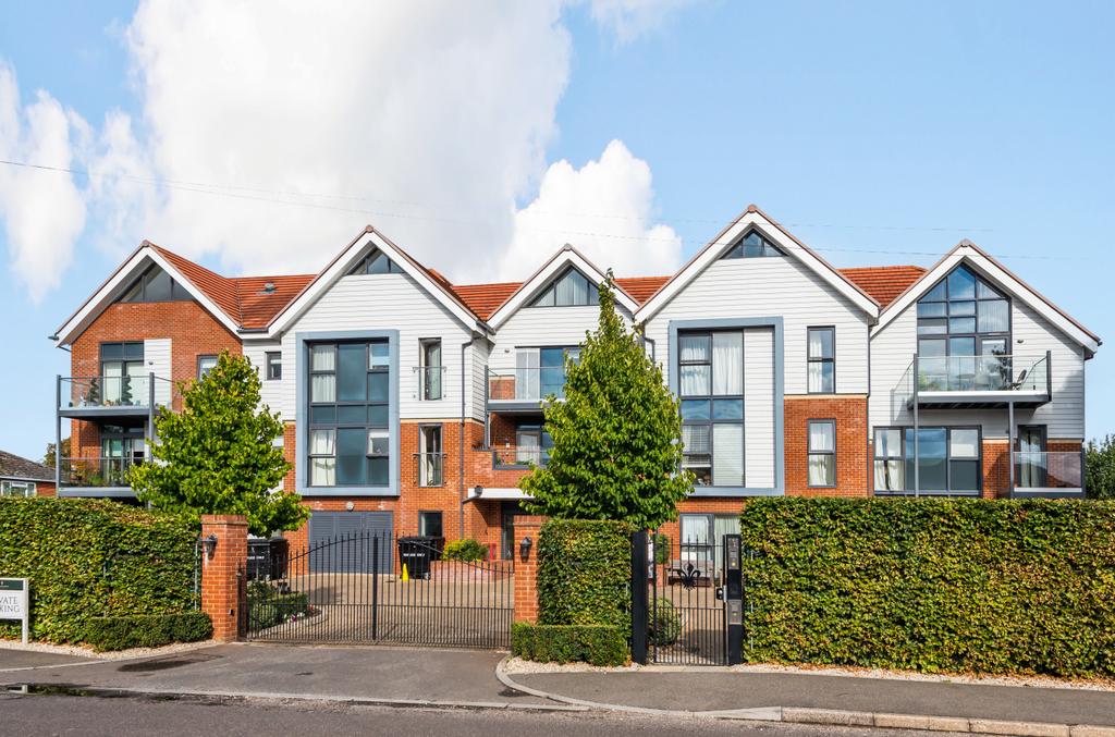 Duttons Road, Romsey, Hampshire, SO51 3 Bed Penthouse For Sale - £525,000