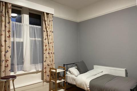 Studio to rent, Courtfield Gardens, Earls Court, London SW5