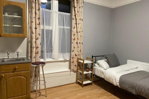 Studio to rent, Courtfield Gardens, Earls Court, London SW5