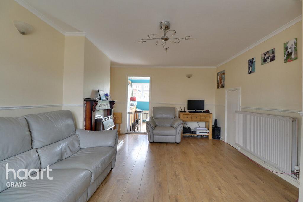 Byron Gardens, Tilbury 3 bed terraced house £325,000