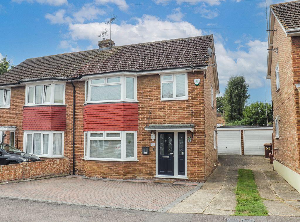Jarrett Avenue, Wainscott, Rochester... 3 bed semidetached house £