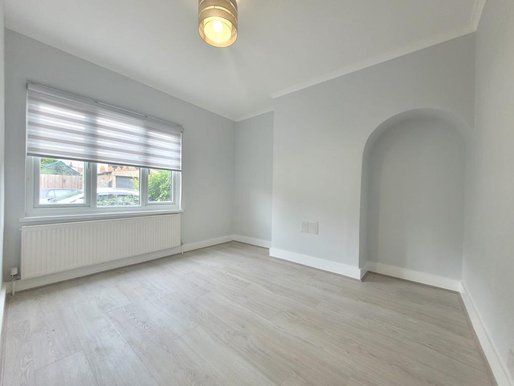 Cromwell Road, Hertford SG13 2 bed terraced house £1,450 pcm (£335 pw)