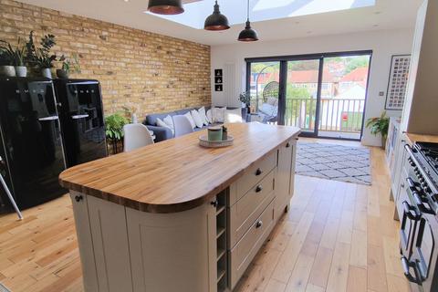 25 Woodfield Drive, East Barnet, Barnet, EN4 8PE