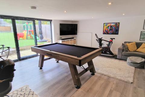 25 Woodfield Drive, East Barnet, Barnet, EN4 8PE