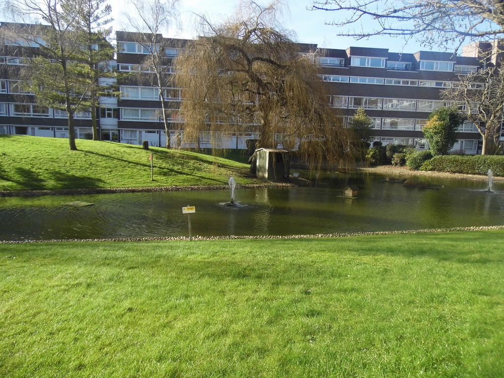 Elgar Lodge Fair Acres Bromley BR2 1 bed flat £1,200 pcm (£277 pw)