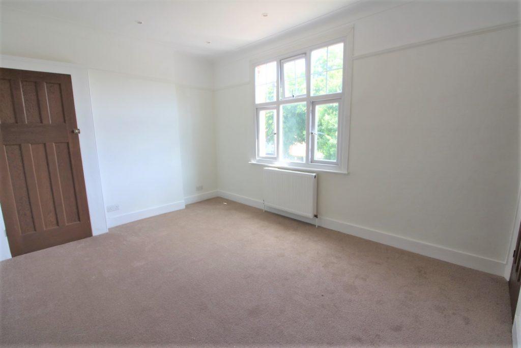 Galliard Road, N9 7PA 1 bed £1,050 pcm (£242 pw)