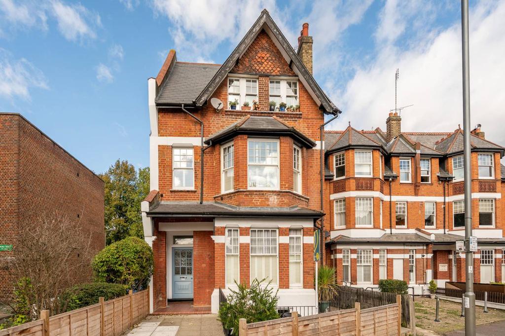 Oakhill Road, East Putney, London, SW15 1 bed flat £300,000