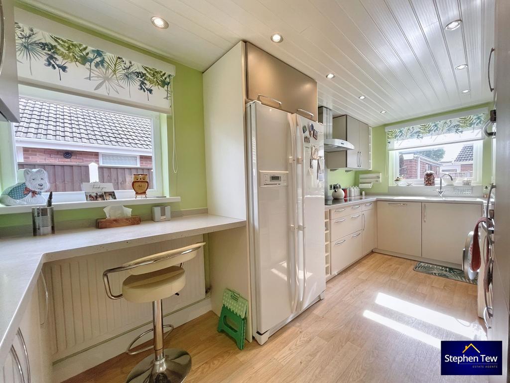 Avondale Crescent, Blackpool, FY4 2 bed detached bungalow for sale £