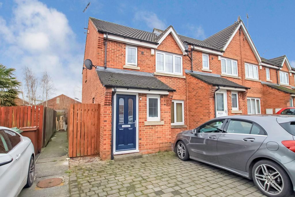 Newlands, Farsley, LS28 3 bed end of terrace house for sale £240,000