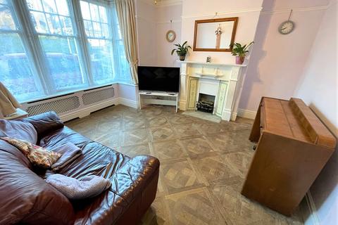 82 Heath Park Road, Romford, RM2 5XH